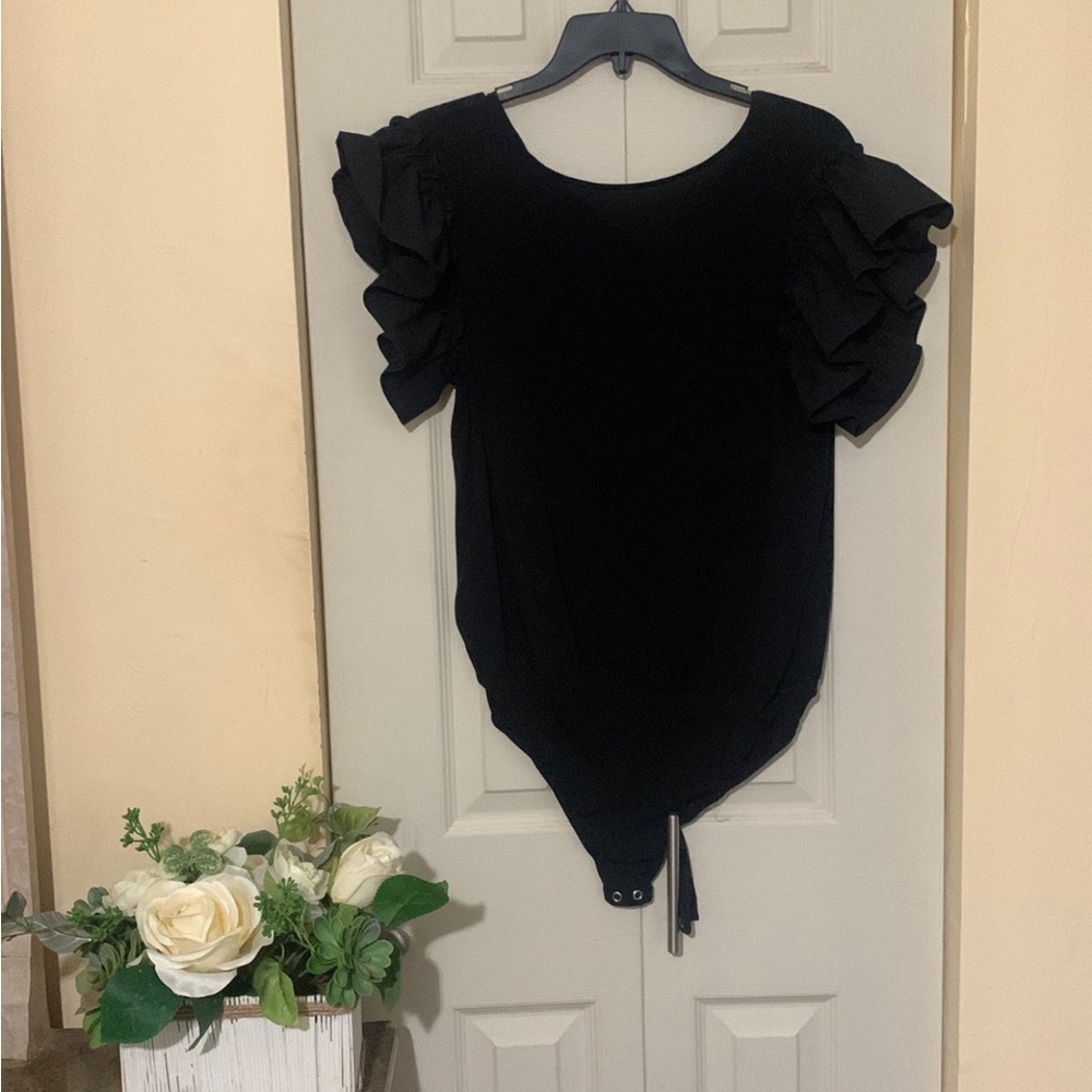 Express black ruffled sleeve bodysuit/ Size medium